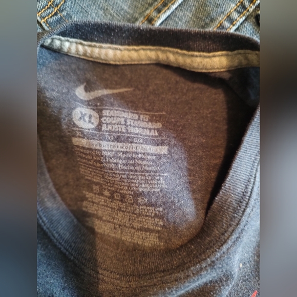 Nike Standard Fit Tee Shirt Red Socks Print Men's XL - Picture 5 of 5